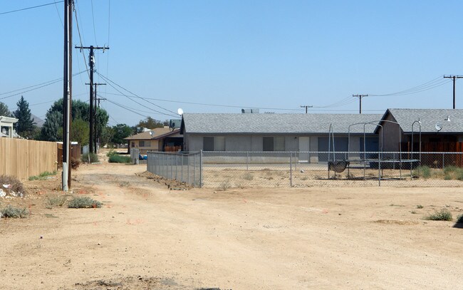 12320 Kiowa Rd in Apple Valley, CA - Building Photo - Building Photo