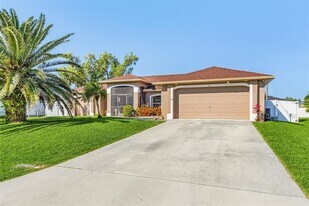 810 SW 10th Pl in Cape Coral, FL - Building Photo