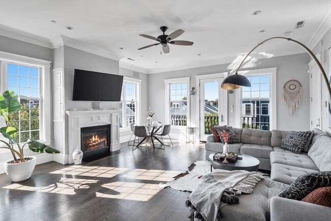 322 W 4th St, Unit 4