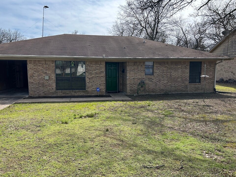 3015 W Kaufman St in Paris, TX - Building Photo