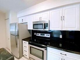 530 S Park Rd, Unit 16-11 in Hollywood, FL - Building Photo