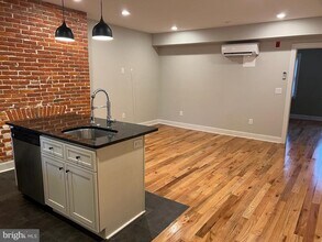 235 Pine St in Philadelphia, PA - Building Photo - Building Photo