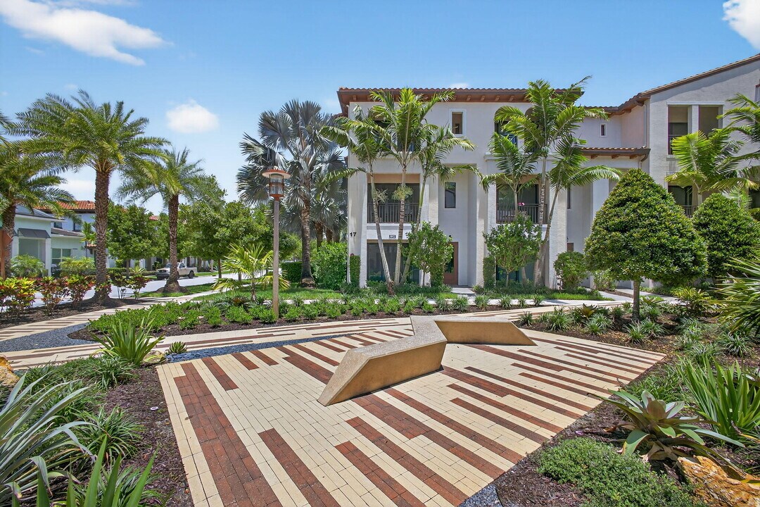 8072 Hobbes Wy in Palm Beach Gardens, FL - Foto de edificio