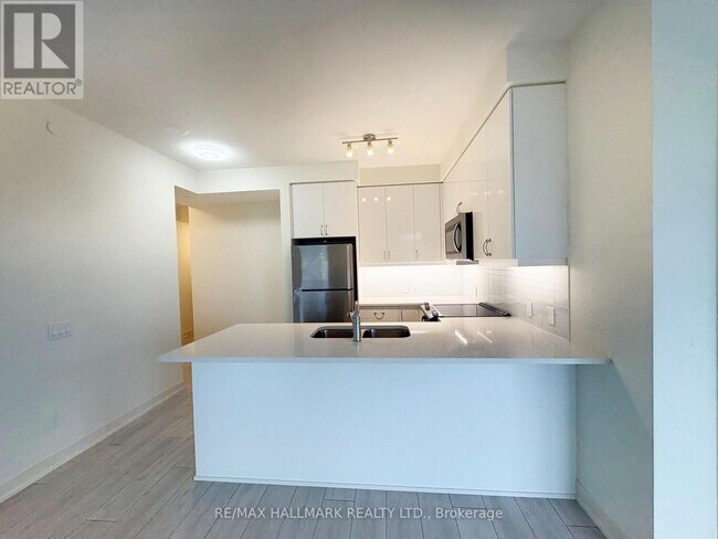 4955 Yonge St in Toronto, ON - Building Photo - Building Photo