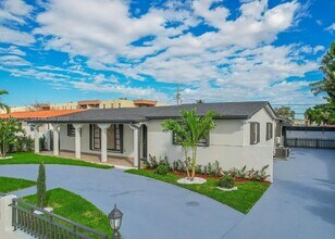 865 W 72nd Pl in Hialeah, FL - Building Photo - Building Photo