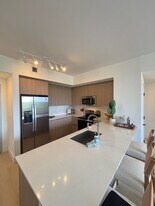 2445 NE 183rd St in Miami, FL - Building Photo