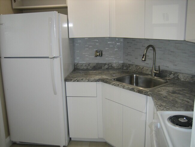 960 Crystal Lake Dr in Pompano Beach, FL - Building Photo - Building Photo