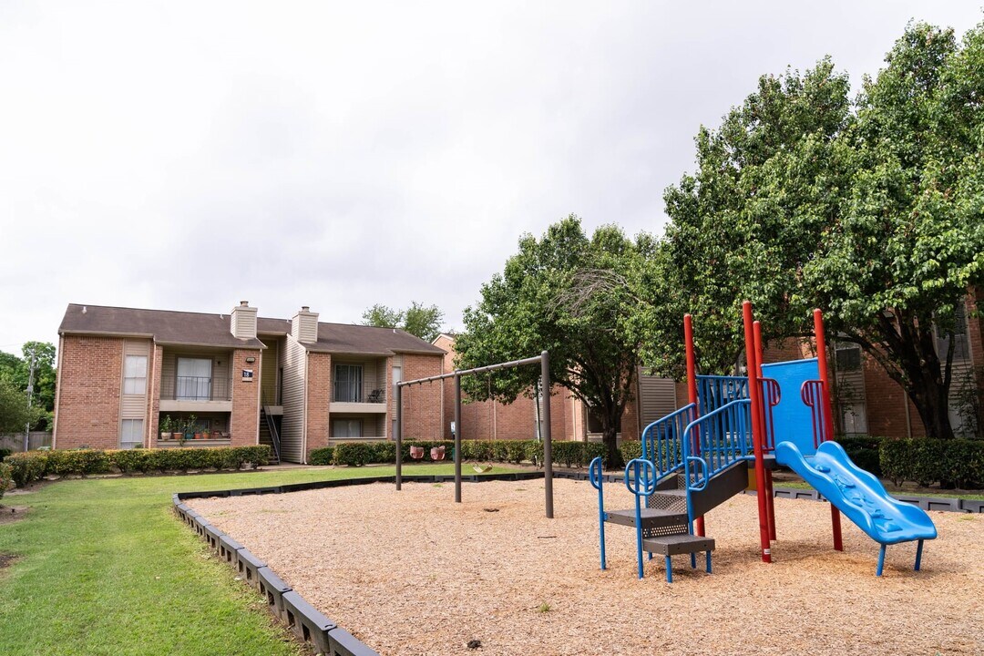 2800 Ashford Trail Dr in Houston, TX - Building Photo