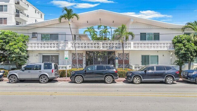 8040 Tatum Waterway Dr in Miami Beach, FL - Building Photo - Building Photo
