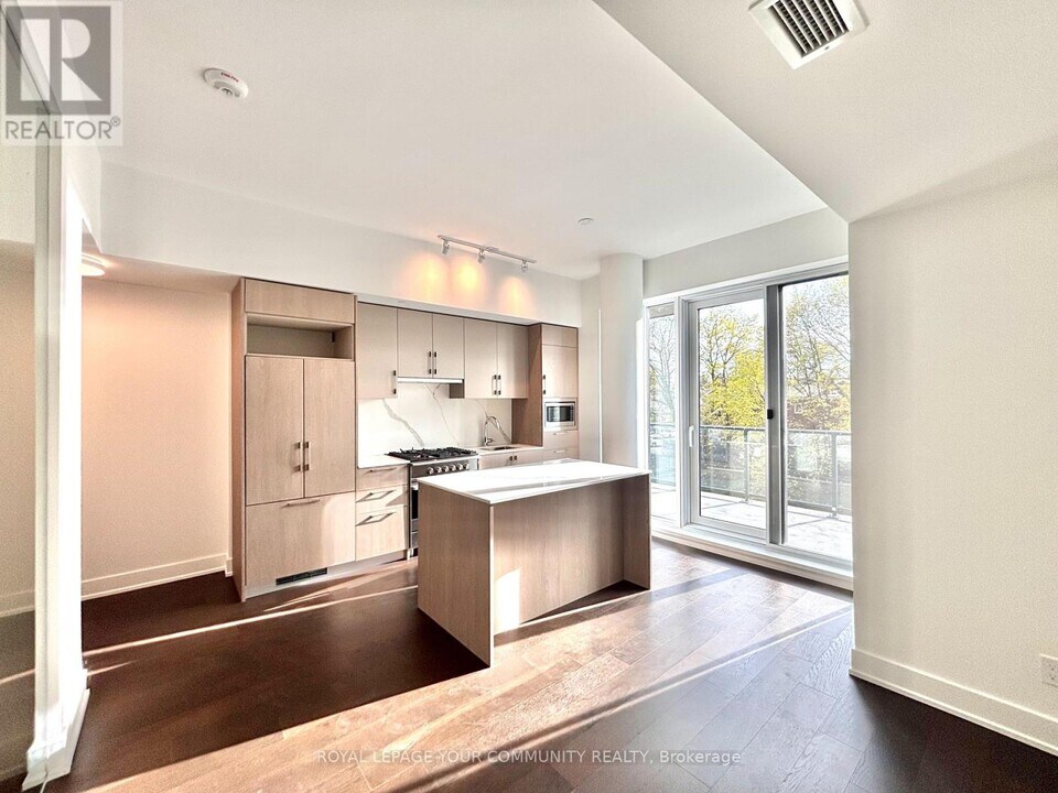 8-308 Manor Rd W in Toronto, ON - Building Photo