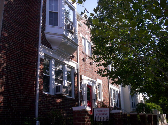 3516 W Pl NW in Washington, DC - Building Photo - Building Photo