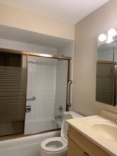 9422 Bay Colony Dr, Unit 1W in Des Plaines, IL - Building Photo - Building Photo