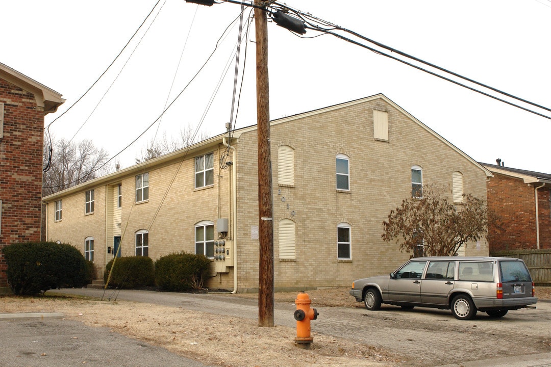 2010 Peabody Ln in Louisville, KY - Building Photo