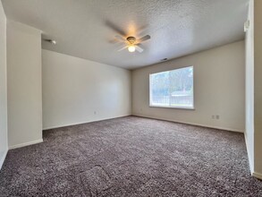 128 Hunter Ct, Unit 103 in Nampa, ID - Foto de edificio - Building Photo