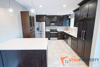 9852 Pinehurst Dr in Sandy, UT - Building Photo - Building Photo