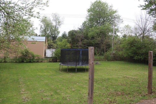 6810 Village Green Blvd in Pewee Valley, KY - Foto de edificio - Building Photo