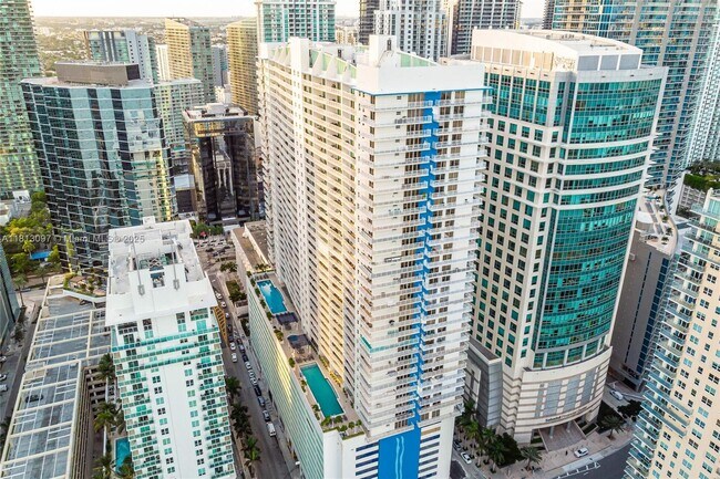1200 Brickell Bay Dr in Miami, FL - Building Photo - Building Photo