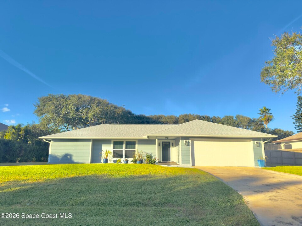 298 Woody Cir in Melbourne Beach, FL - Building Photo
