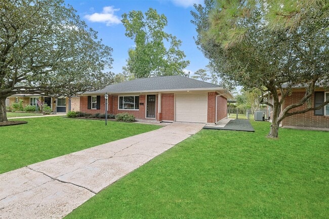 2015 Woodcrest Dr in Houston, TX - Building Photo - Building Photo