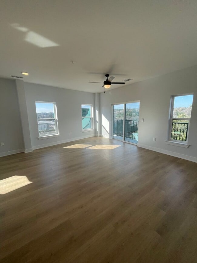 2500 Longview St in Austin, TX - Foto de edificio - Building Photo