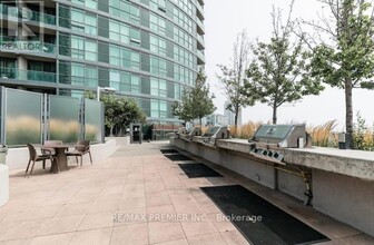 215-1215 Fort York Blvd in Toronto, ON - Building Photo - Building Photo