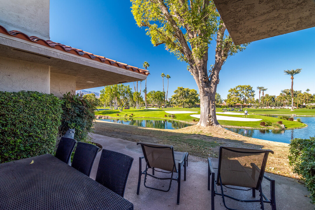 12 Columbia Dr in Rancho Mirage, CA - Foto de edificio