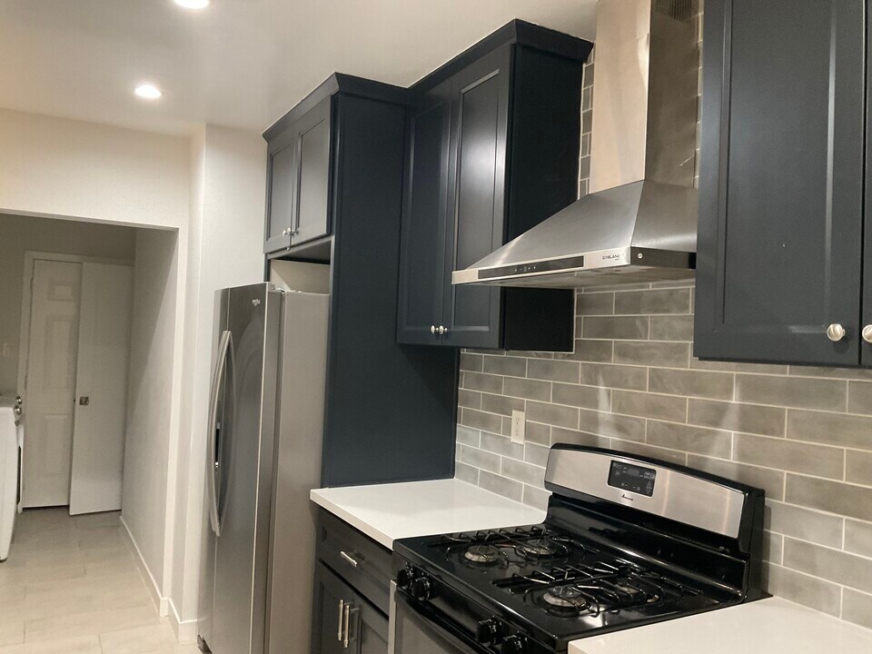 122 E 64th St in Los Angeles, CA - Building Photo