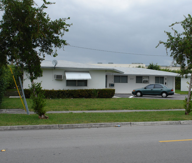 5717-5721 Park Dr in Pompano Beach, FL - Building Photo - Building Photo