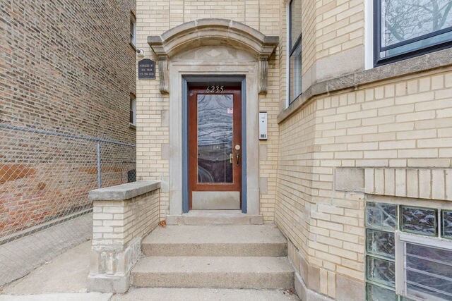6235 N Claremont Ave, Unit 3 in Chicago, IL - Building Photo - Building Photo