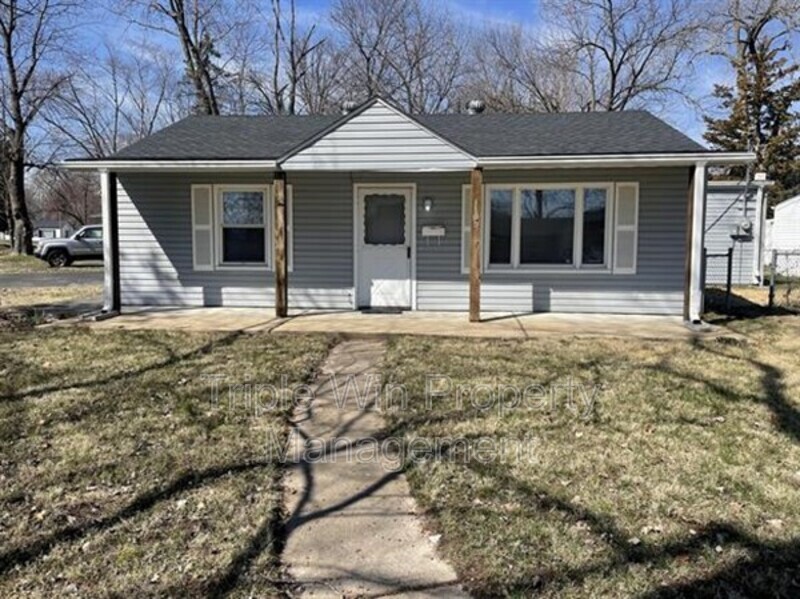 1105 Sansu Ln in Florissant, MO - Building Photo