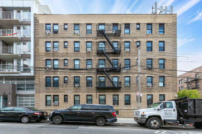 38-05 Crescent Street in Long Island City, NY - Building Photo - Building Photo