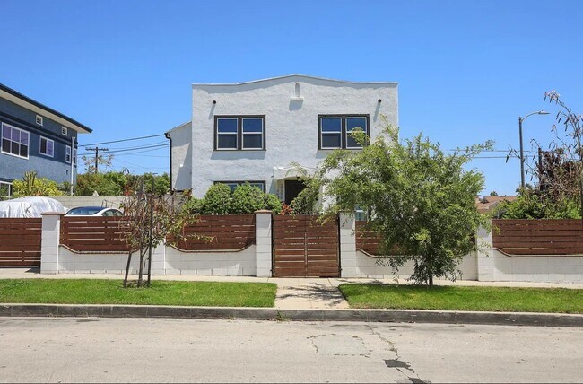 4135 W 22nd Pl, Unit 2202 in Los Angeles, CA - Building Photo - Building Photo