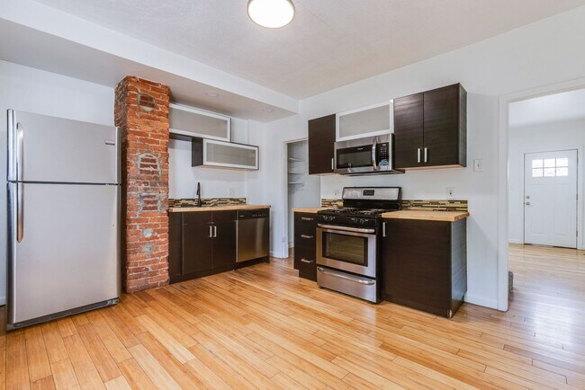 1002 E Warrington Ave in Pittsburgh, PA - Building Photo - Building Photo