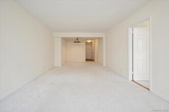 4 Sadore Ln in Yonkers, NY - Building Photo - Building Photo