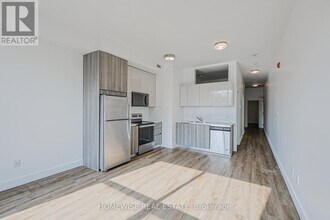 3020 Dundas St W in Toronto, ON - Building Photo - Building Photo