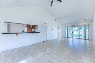 1155 Coral Club Dr, Unit 1155 in Coral Springs, FL - Foto de edificio - Building Photo