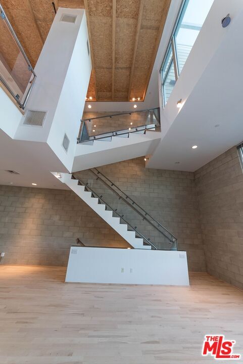 717 Highland Ave in Los Angeles, CA - Foto de edificio - Building Photo