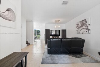 8618 NW 113th Ct in Doral, FL - Foto de edificio - Building Photo