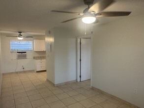 1026 White St, Unit #4 in Key West, FL - Foto de edificio - Building Photo