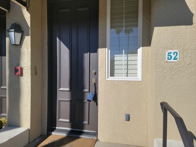 52 Vía Pamplona in Rancho Santa Margarita, CA - Foto de edificio - Building Photo