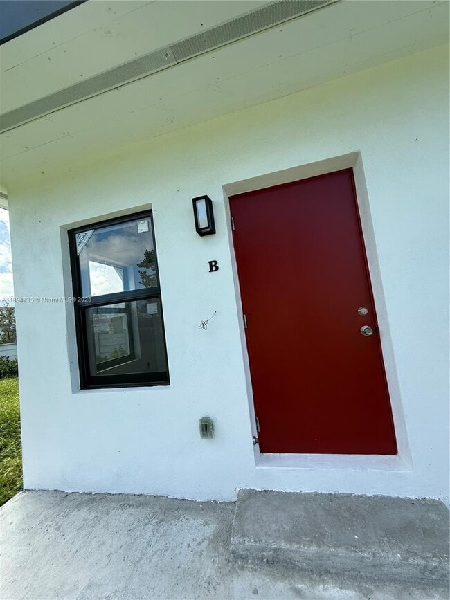 512 NW 2nd Ave in Hallandale Beach, FL - Building Photo - Building Photo