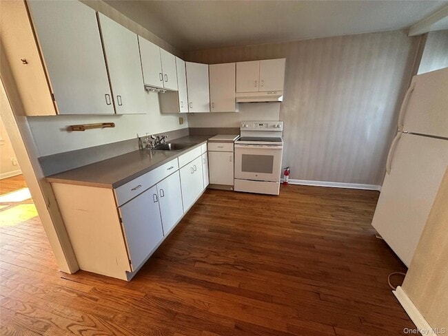 70 Broadway, Unit A in Greenlawn, NY - Building Photo - Building Photo