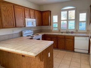 805 Vía Rosa in Los Banos, CA - Building Photo - Building Photo