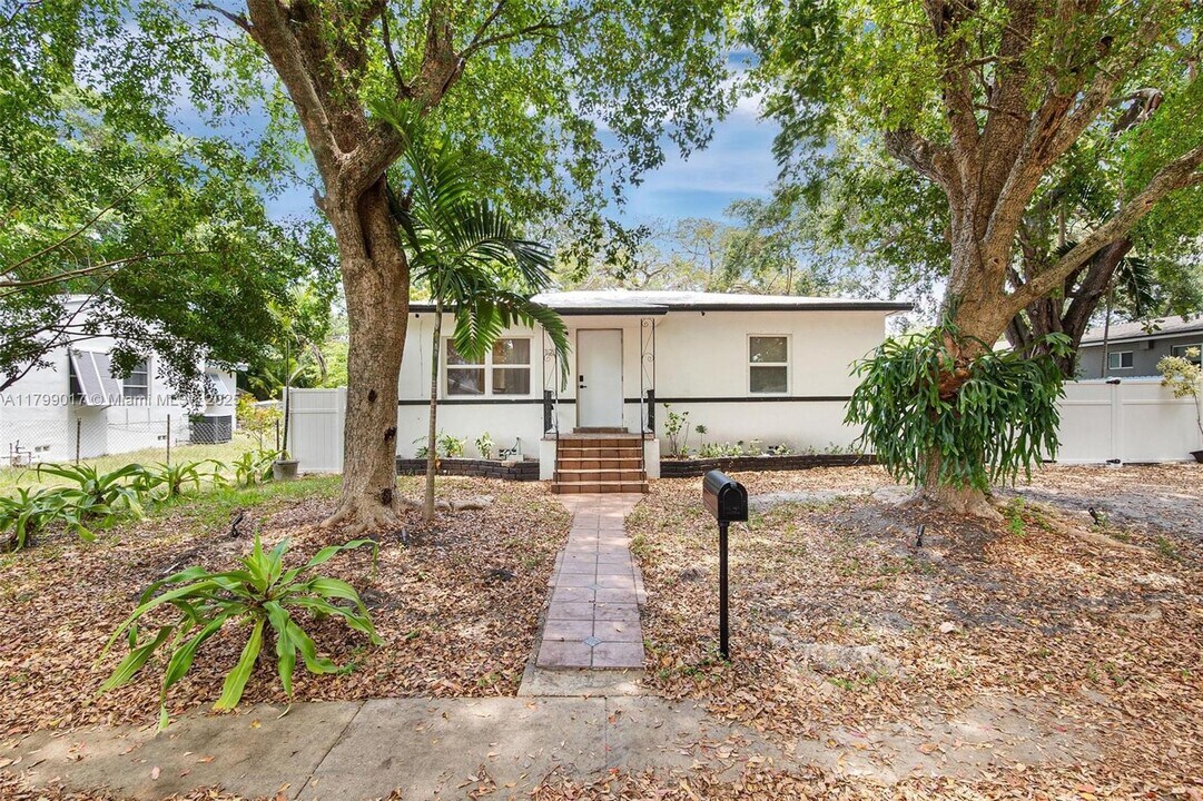 12325 NE 11th Pl in North Miami, FL - Building Photo