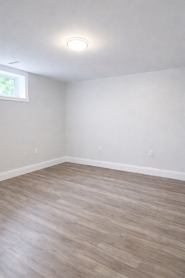 20 Blackthorne Ave in Hamilton, ON - Building Photo - Building Photo