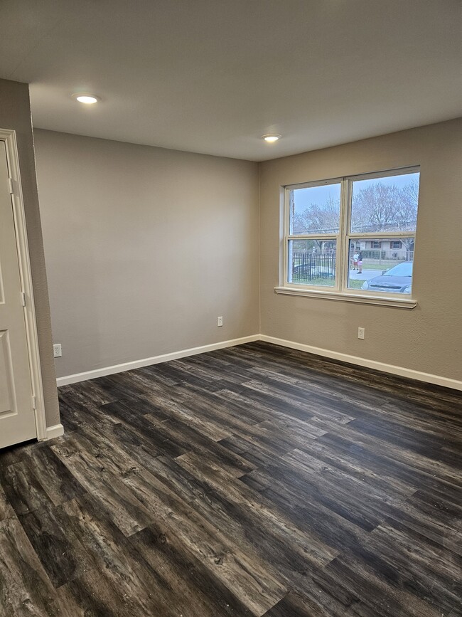 305 Deepwood St in Dallas, TX - Building Photo - Building Photo