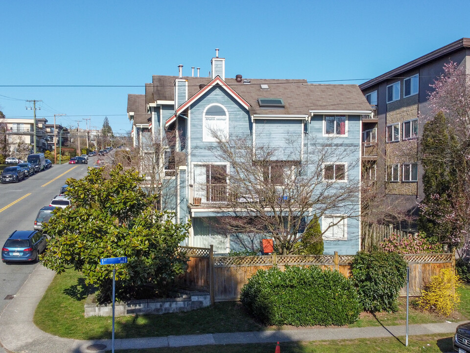 112 Saint Andrews Ave in North Vancouver, BC - Building Photo