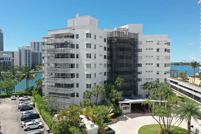 Belle Towers Condominium in Miami Beach, FL - Building Photo - Building Photo