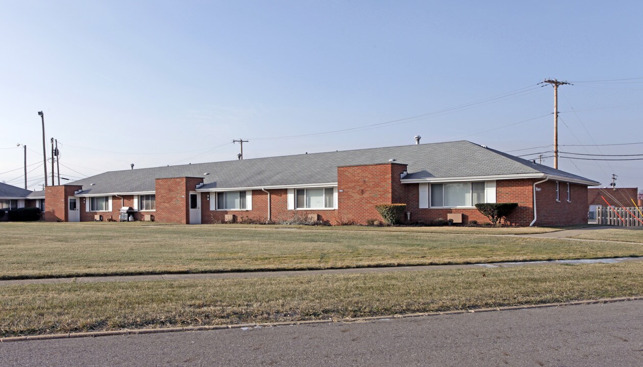 North Isle Apartments in Northfield, OH - Building Photo