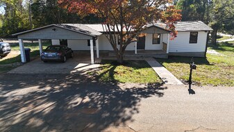 136 Moore St in Wellford, SC - Building Photo